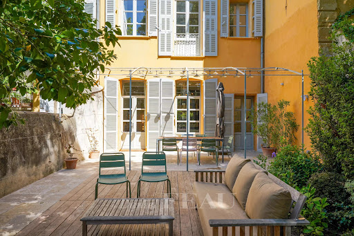 Private mansion with garden 1
