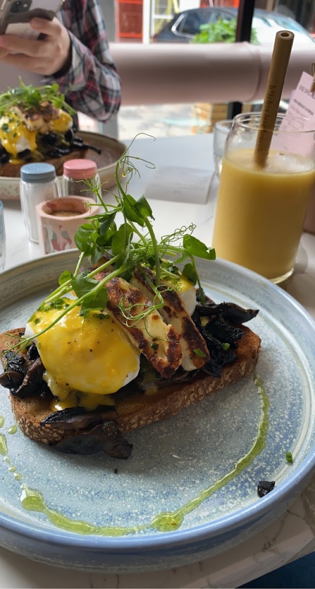 Eggs benedict with mushroom and halloumi