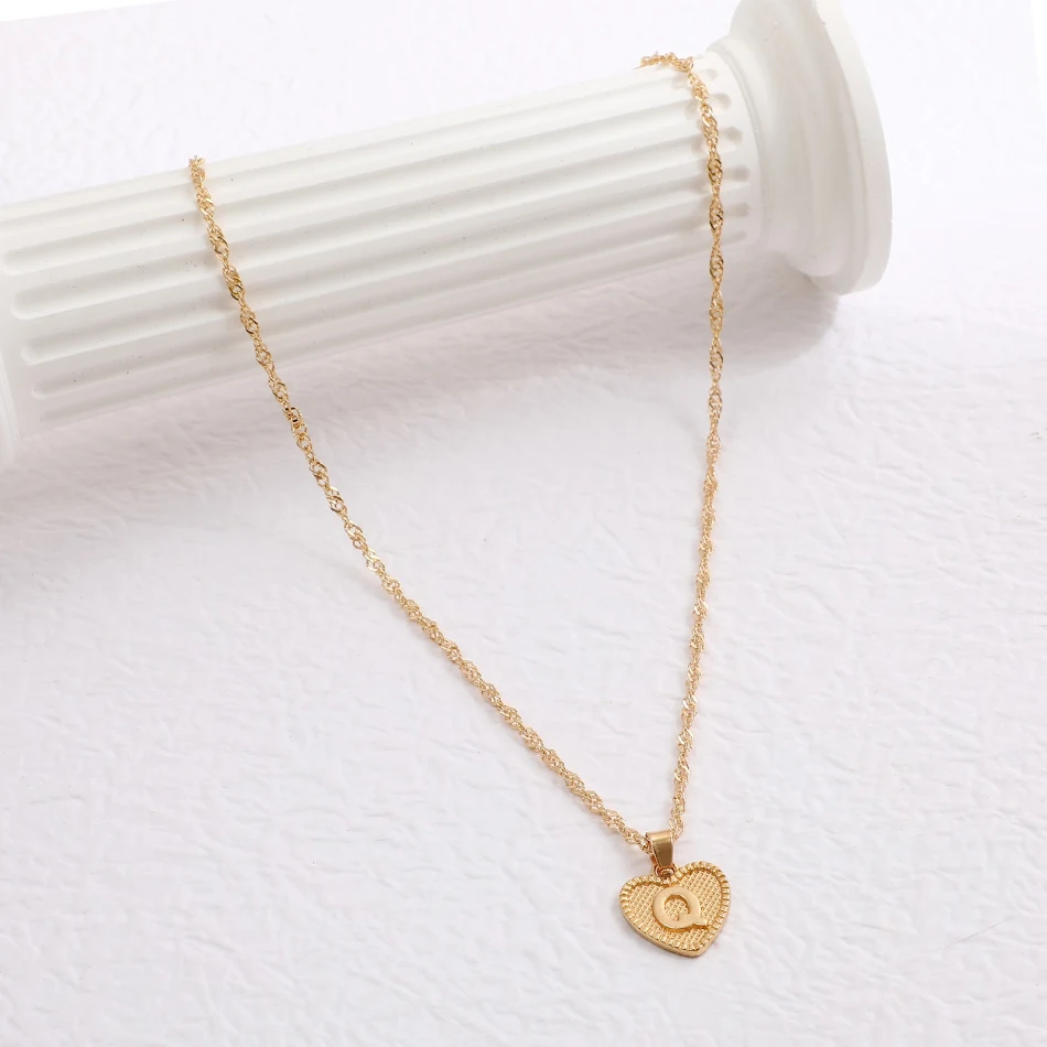 Collier femme tendance, simple et créatif, avec pendentif cœur pêche et lettres d'amour. Un bijou pour exprimer votre amour avec élégance.