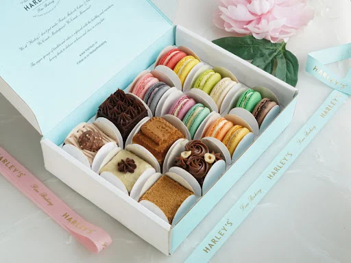 Pack Of 6 Medoviks And 12 Macarons