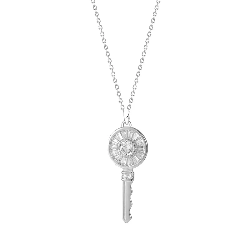 Pendentif Clé Porte-Bonheur Tendance Femme Plaqué Argent 925. Un bijou élégant et symbolique, parfait pour un cadeau spécial et pour toutes occasions.