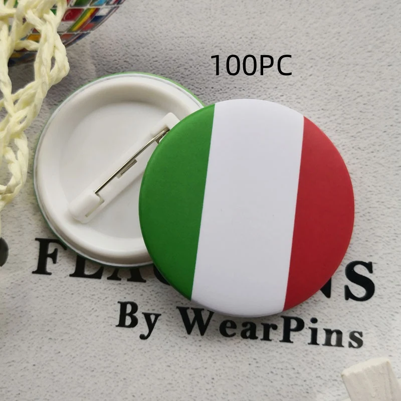 Badge bouton drapeau Italie carte arc-en-ciel. Affichez votre amour pour l'Italie avec ce badge coloré pour vêtements et accessoires.