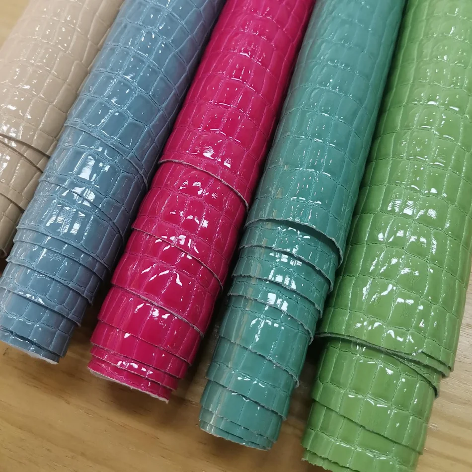 Bubble Gum tkanina sa visokim sjajem i teksturom kamena za jedinstvene dizajne. Izdržljiva i moderna, savršena za modu i dekoracije.