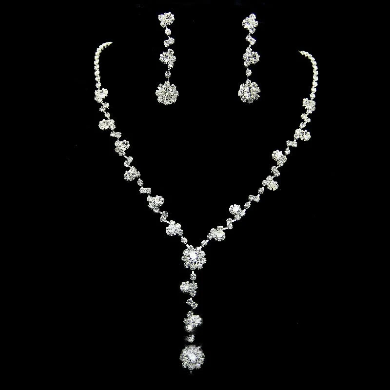 Collier et boucles d'oreilles coréens super brillants en strass, pour un look glamour et étincelant. Accessoire idéal pour vos soirées.
