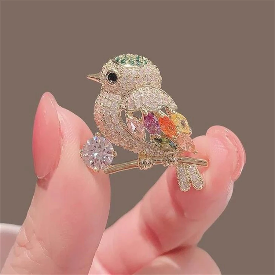 Diamanten ekster vogel broche, dieren sieraad. Voeg sprankeling toe aan je outfit, perfect voor jas, sjaal of tas. Een subtiele blikvanger.