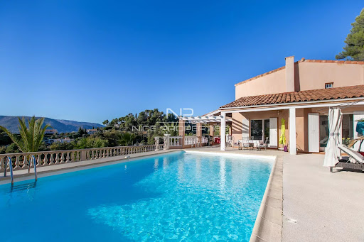Maison avec piscine et terrasse 1