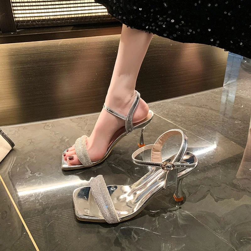 Kadın Düz Renk Stiletto Sandaletler Zarif ve şık tasarım. Gün boyu konfor ve stil sunar. Özel günleriniz için ideal sandaletler.