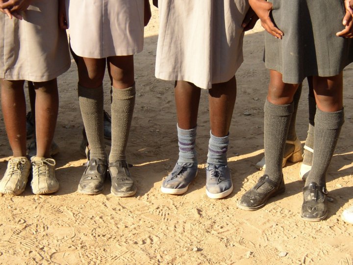 Scarpe di bambini della namibia di guido