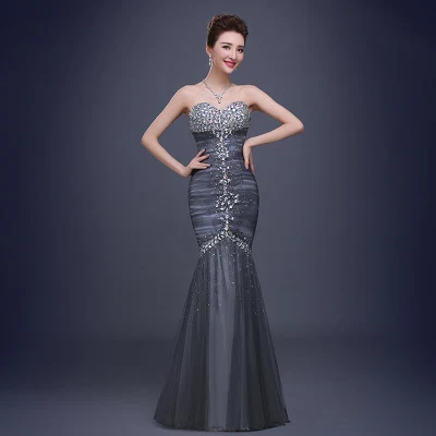 Abito lungo da sera a coda di pesce per donna. Perfetto per eventi speciali, valorizza la silhouette e dona un look elegante e raffinato.