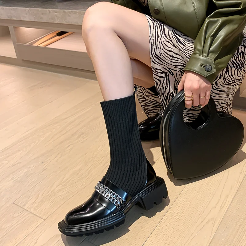 Chaussures femme cuir à coutures tricotées, chaussettes élastiques fines mi-mollet, confort et élégance, parfaites pour un look chic et décontracté.