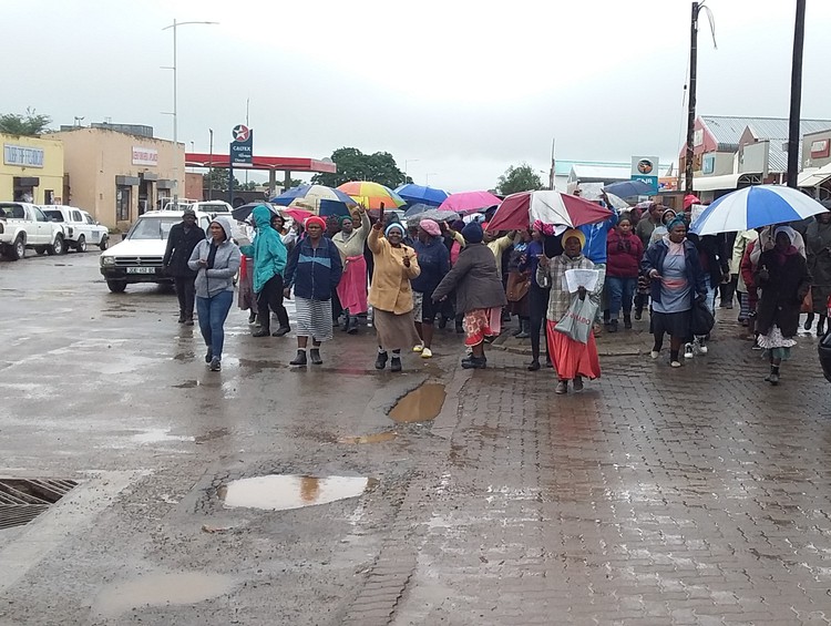 Cofimvaba protesters on Tuesday marched to the Intsika Yethu local municipality offices demanding to see the mayor.