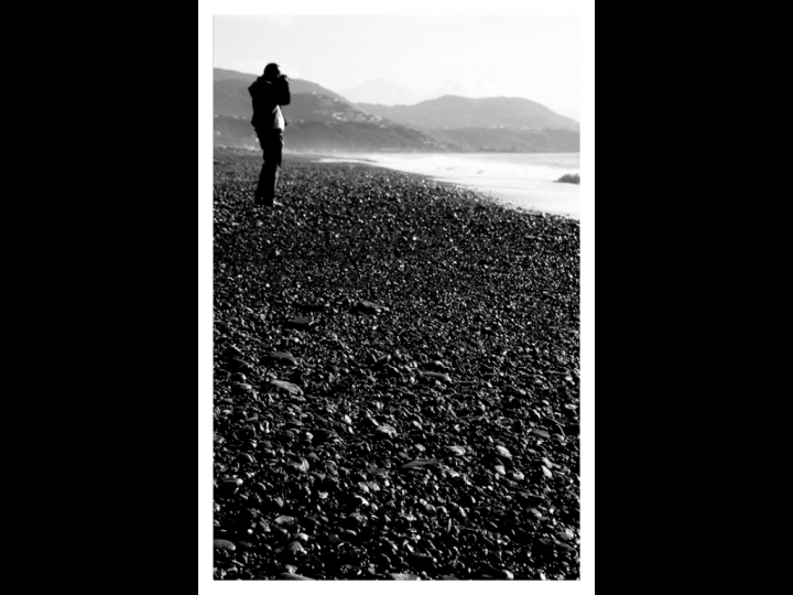 Su una spiaggia, un fotografo ed il mare di Dario Pace