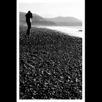 Su una spiaggia, un fotografo ed il mare di 