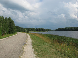 ilus tee Paunküla paisjärve ääres