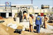 CONSTRUCTION: Workers busy at the Fifa head office being built next to FNB Stadium. PIC: JEREMY GLYN. Circa October 2006. © Financial mail