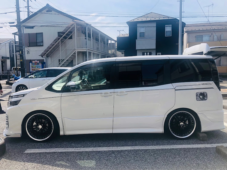 ヴォクシーのピンストライプ・グリル交換・AMS・洗車に関するカスタム事例の投稿画像2枚目