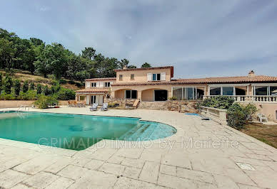 Villa avec piscine et terrasse 2