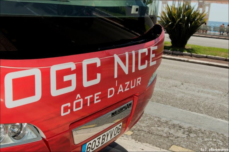 Le bus des joueurs de l'OGC Nice attaqué par des supporters adverses (PHOTOS)