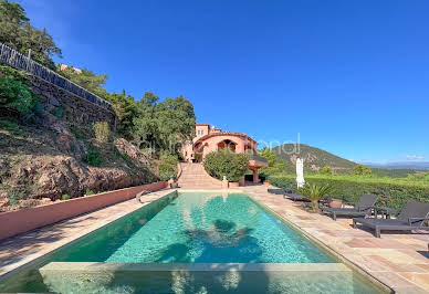 Villa avec piscine et terrasse 1