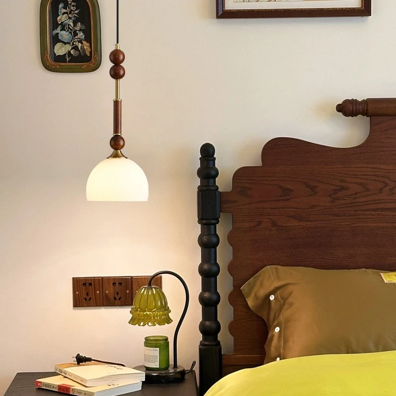 Kineski stil francuska noćna lampa retro. Mala viseća lampa za krevet, pruža toplu i starinsku atmosferu u vašoj spavaćoj sobi.
