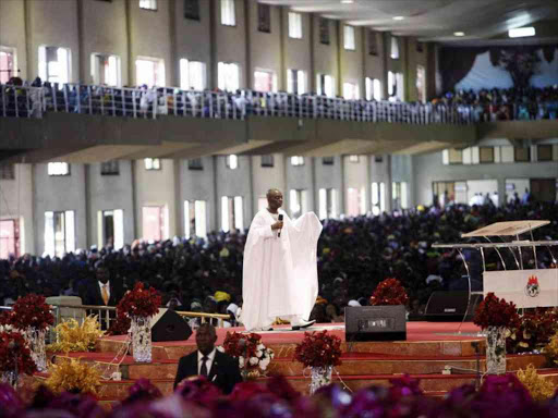 Bishop David Oyedepo (C), founder of the Living Faith Church, also known as the Winners' Chapel, conducts a service in Ota district of Ogun state in Nigeria, September 28, 2014. /REUTERS