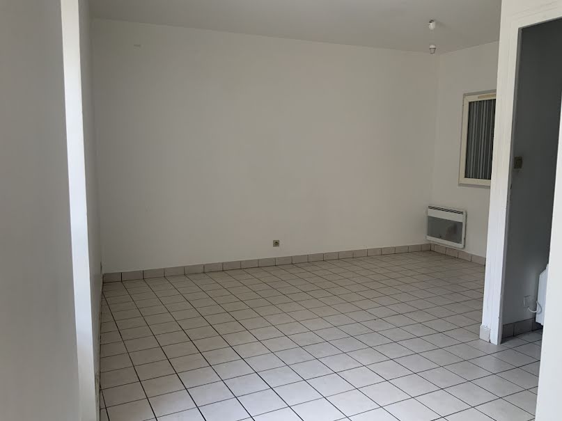 Location  appartement 1 pièce 22 m² à Les Herbiers (85500), 370 €