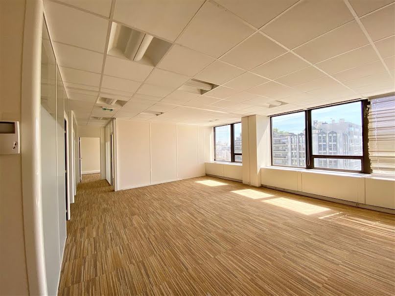 Location  locaux professionnels  168 m² à Paris 15ème (75015), 5 880 €