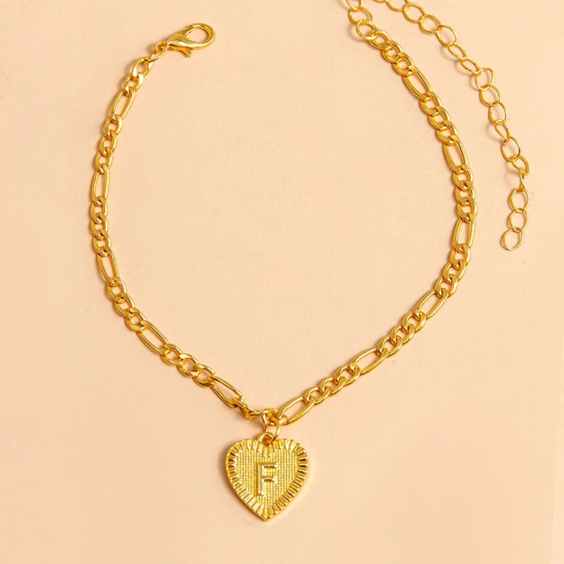 Gouden enkelband met initiaalletter en hartjes hanger voor dames, stijlvolle voetsieraden, gepersonaliseerd accessoire