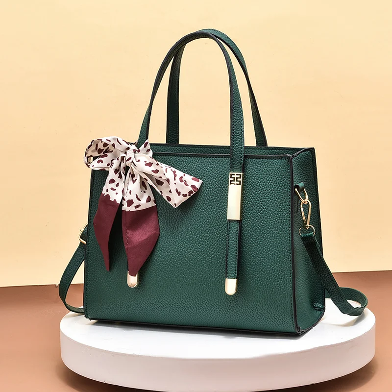 Sac bandoulière rétro tendance pour femme, un accessoire élégant et pratique. Transportez vos essentiels avec style et profitez d'un confort optimal.