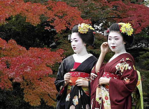 The writer admires the ways of Japanese people, including the mysterious Geisha girls.