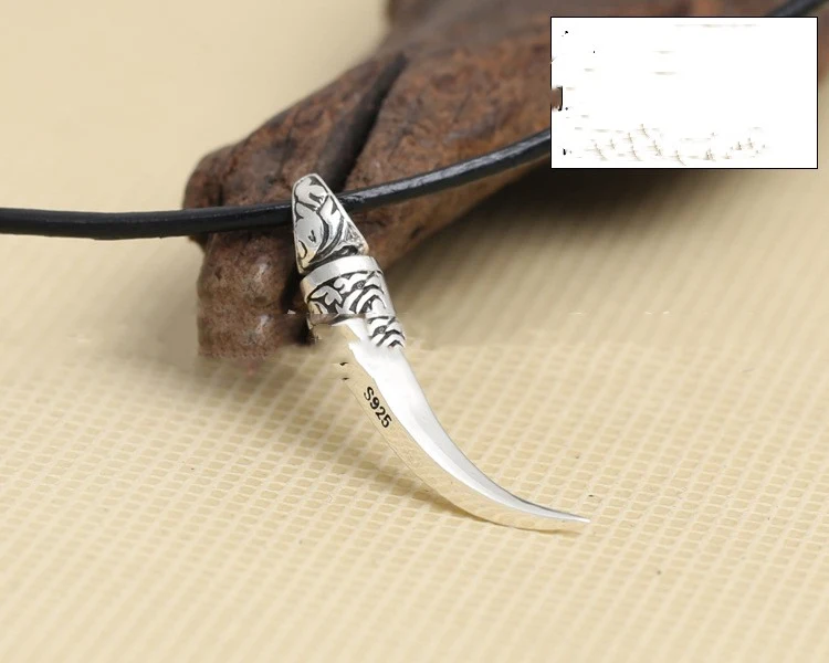 Gepersonaliseerde Elegante Tijgertand Hanger voor Heren – Een symbool van kracht en stijl, het perfecte cadeau voor de moderne man.