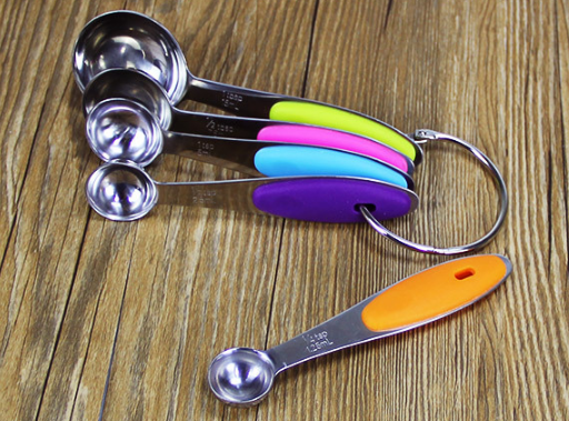 Roestvrijstalen magnetische maatlepels met dubbele zijde. Nauwkeurig afmeten van droge en vloeibare ingrediënten. Handig in gebruik.