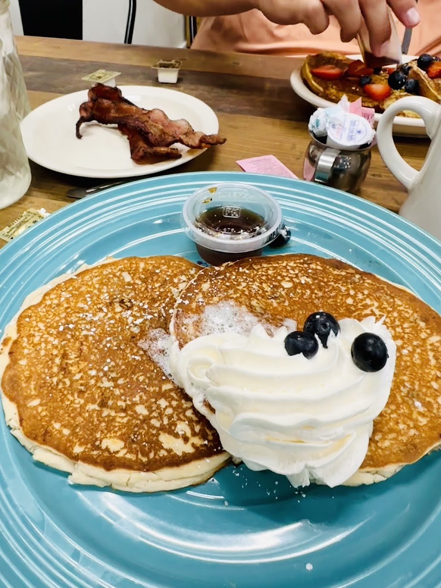 GF lemon blueberry pancakes. 🍋 🫐 Not overpowering, fresh, FANTASTIC!