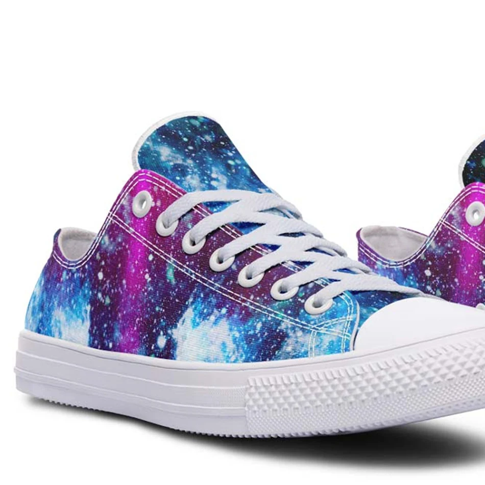 Chaussures de couple en toile à imprimé tendance, basses. Confort et style pour partager une mode assortie. Un look unique.
