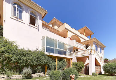 Villa avec piscine et terrasse 11