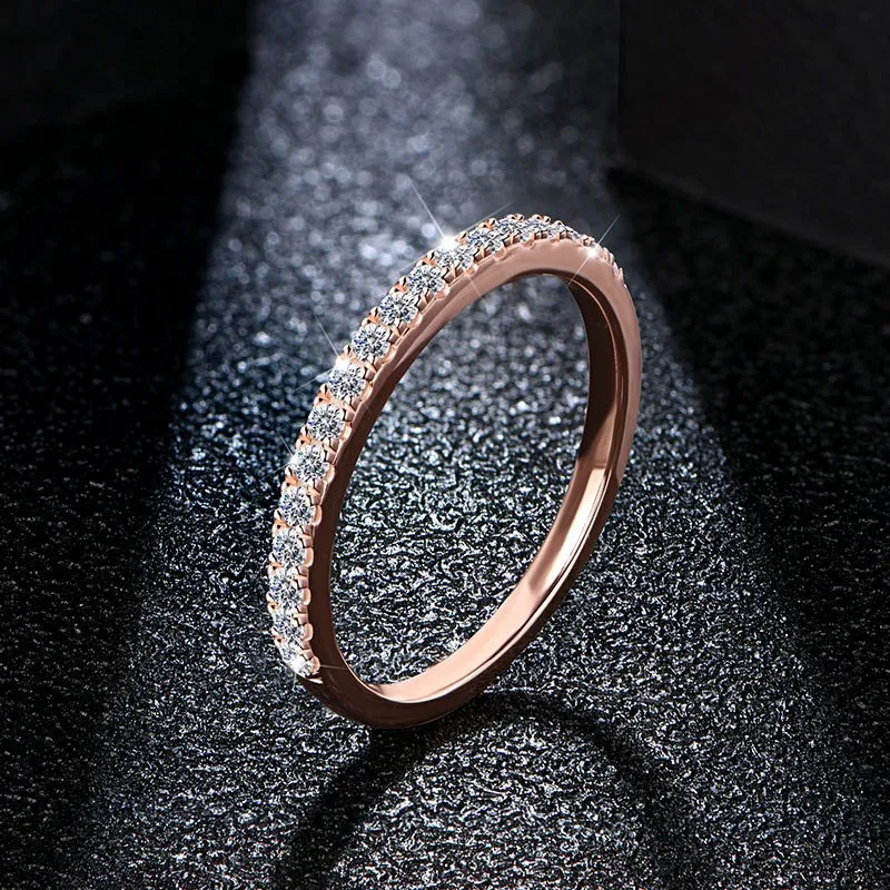 Anel feminino de prata 925 com moissanita estrelada. Ideal para brilho deslumbrante e elegância duradoura. Um presente perfeito e charmoso.