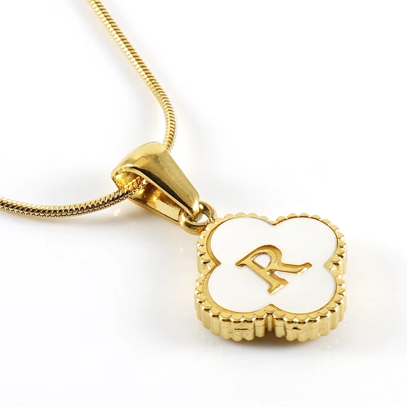 RVS vierbladig klaver schelp letter hanger ketting voor geluk en een persoonlijke touch.
