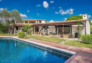 Villa with pool 9