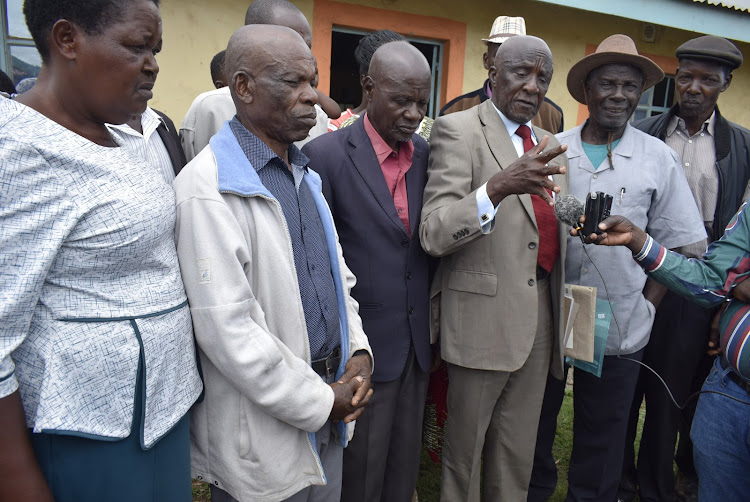 Some Suba elders with their vice charman Peter Ouma speak to journalists at Sindo town centre in Suba South on April 30, 2023