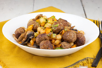 Pan-fried mini meatballs with chickpeas