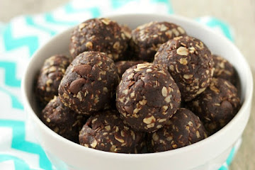 Dark Chocolate Peanut Butter Energy Bites