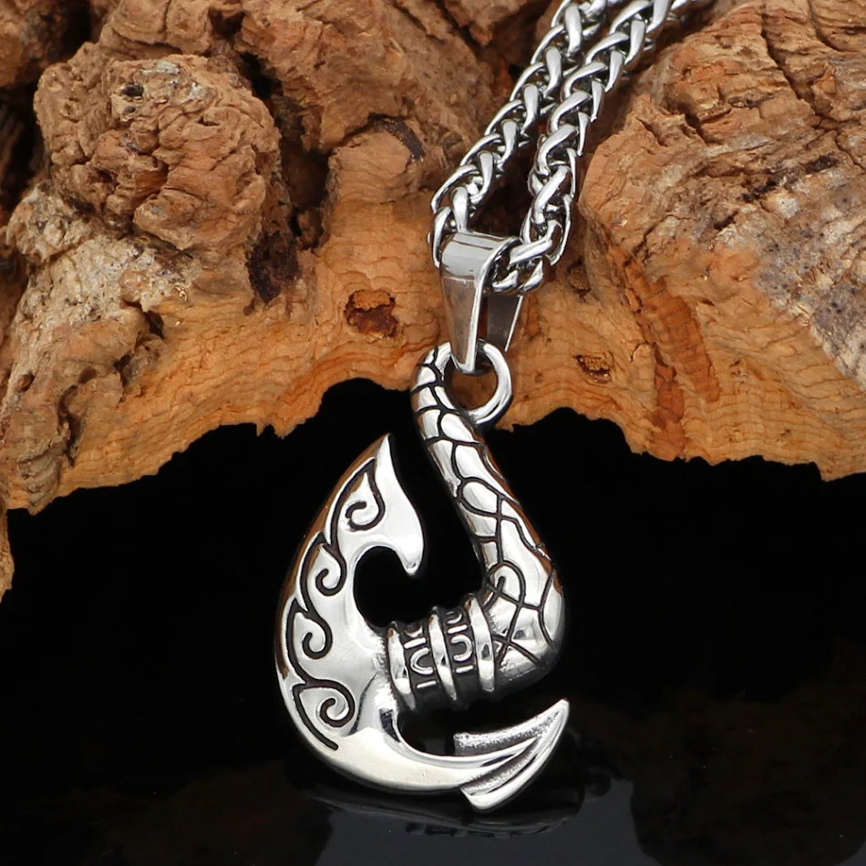Collar de acero inoxidable con colgante de hacha vikinga nórdica Lunavin. Diseño resistente y significativo para hombres. Lleva el espíritu guerrero vikingo.