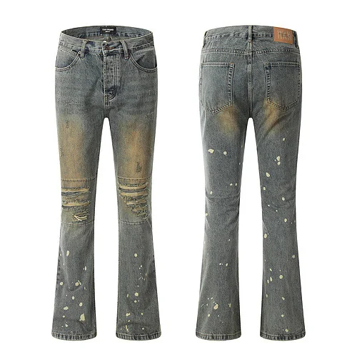 Macacão com pernas largas, corte reto lavado e estampado com respingos de tinta, modelo flare. Conforto e estilo em uma peça única, ideal para diversas ocasiões.