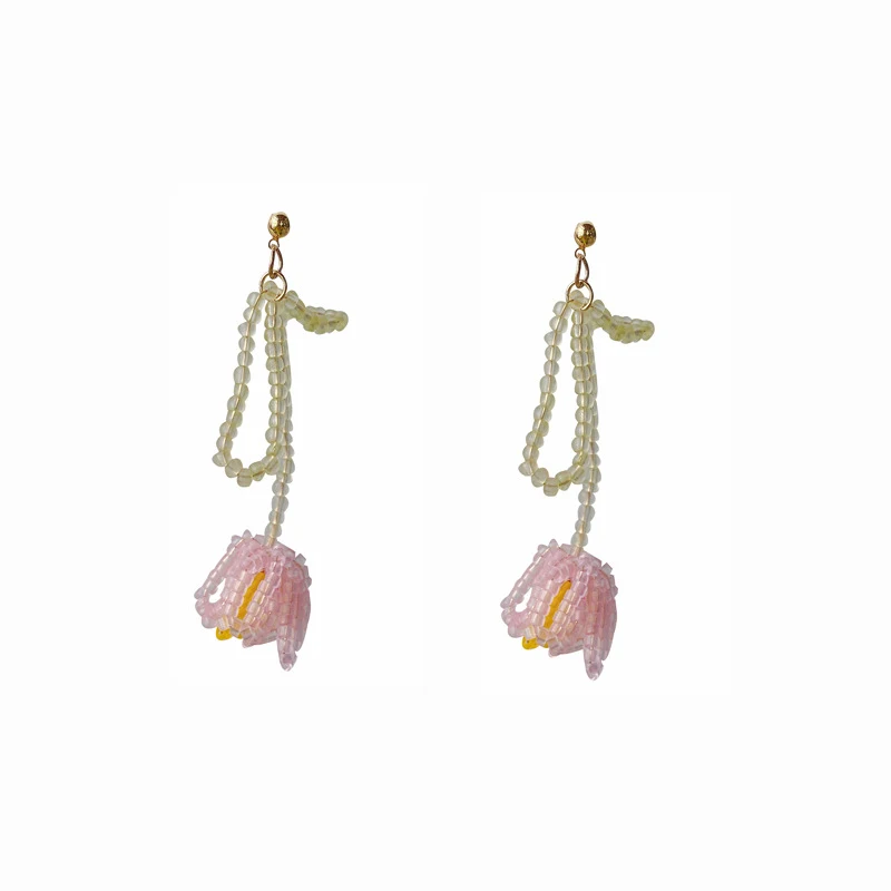 Brincos de flor de tulipa com contas, para mulheres. Adicione um toque floral ao seu visual. Leves e estilosos, perfeitos para o dia a dia ou eventos especiais.