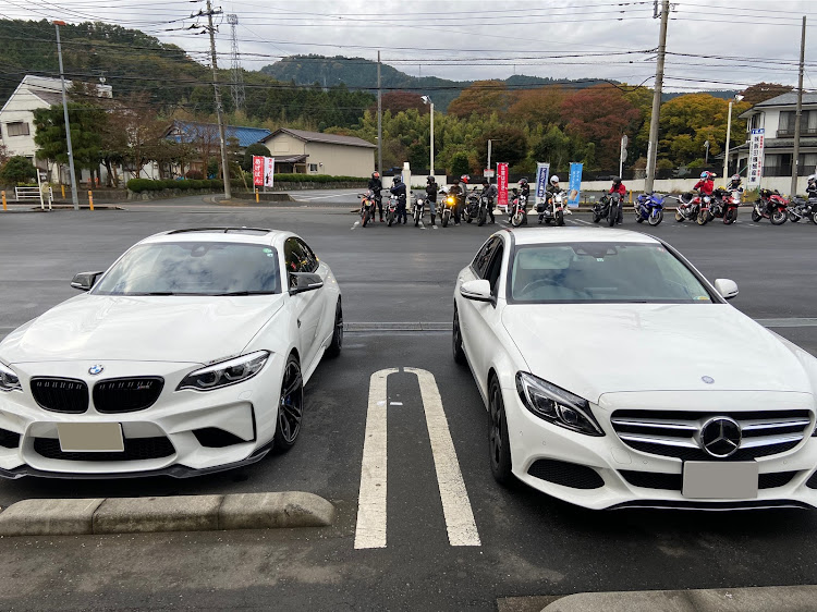 M2 クーペのアライブ・部室でのひとコマ・パトロール・M5のある風景に関するカスタム事例の投稿画像2枚目