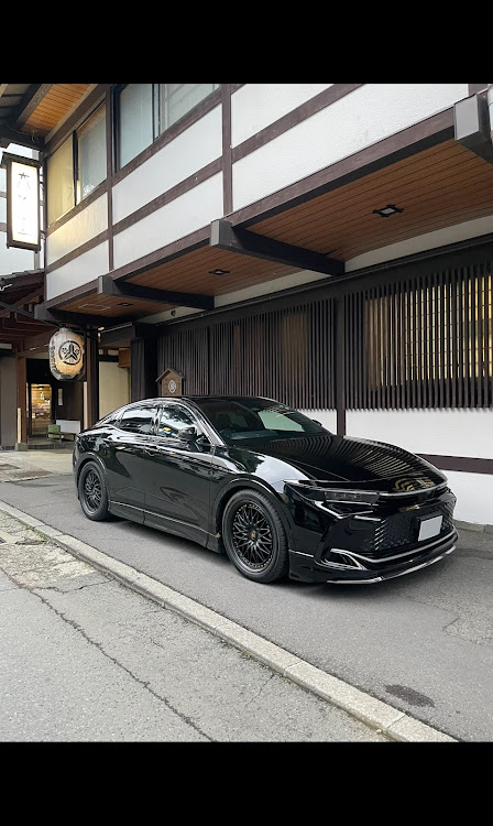クラウンクロスオーバーのホイール交換・黒いクルマ・車高調整に関するカスタム事例の投稿画像2枚目