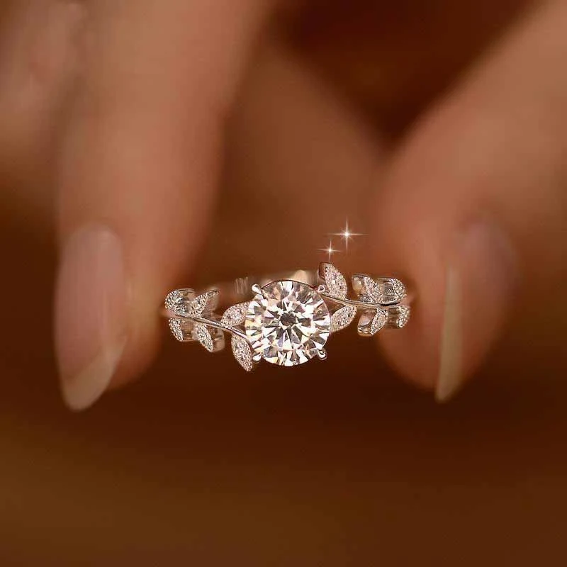 Anillo de moissanita Laurel Goddess, alta gama y nicho, para mujeres con temperamento y estilo sofisticado. Elegancia asegurada.