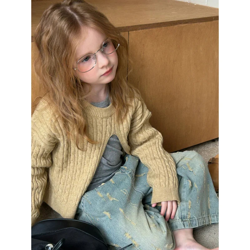 Pull tricoté rétro fendu pour filles, élégant et tendance. Un style unique pour un look moderne et décontracté, parfait pour toutes les occasions.