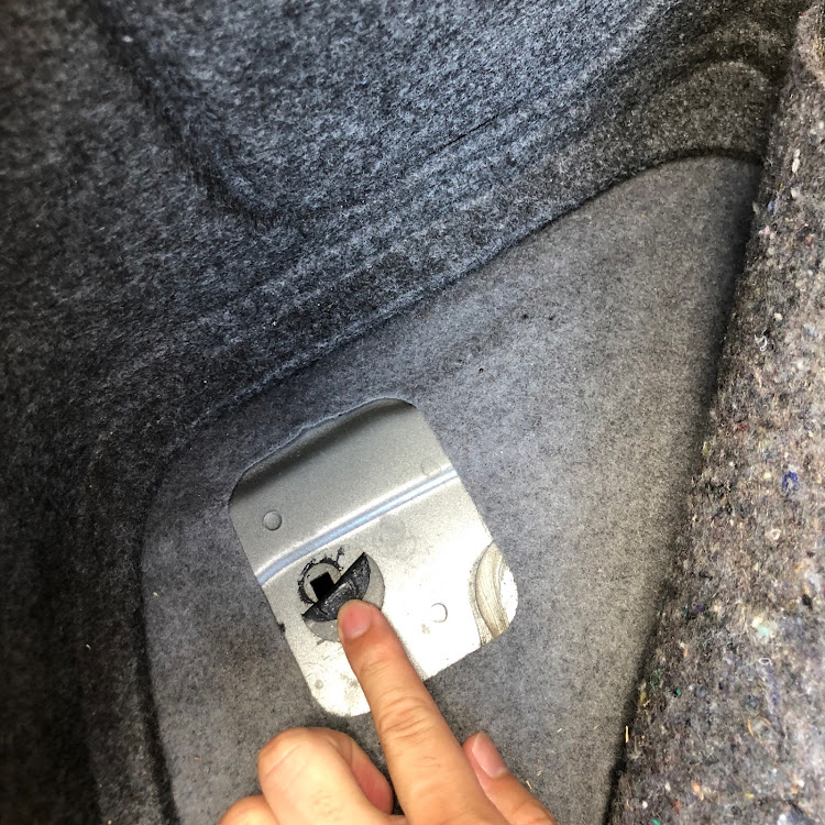 インプレッサ WRX STIのカーゴネット・トランクネット・フック取り付け場所探し・下準備に関するカスタム事例の投稿画像2枚目