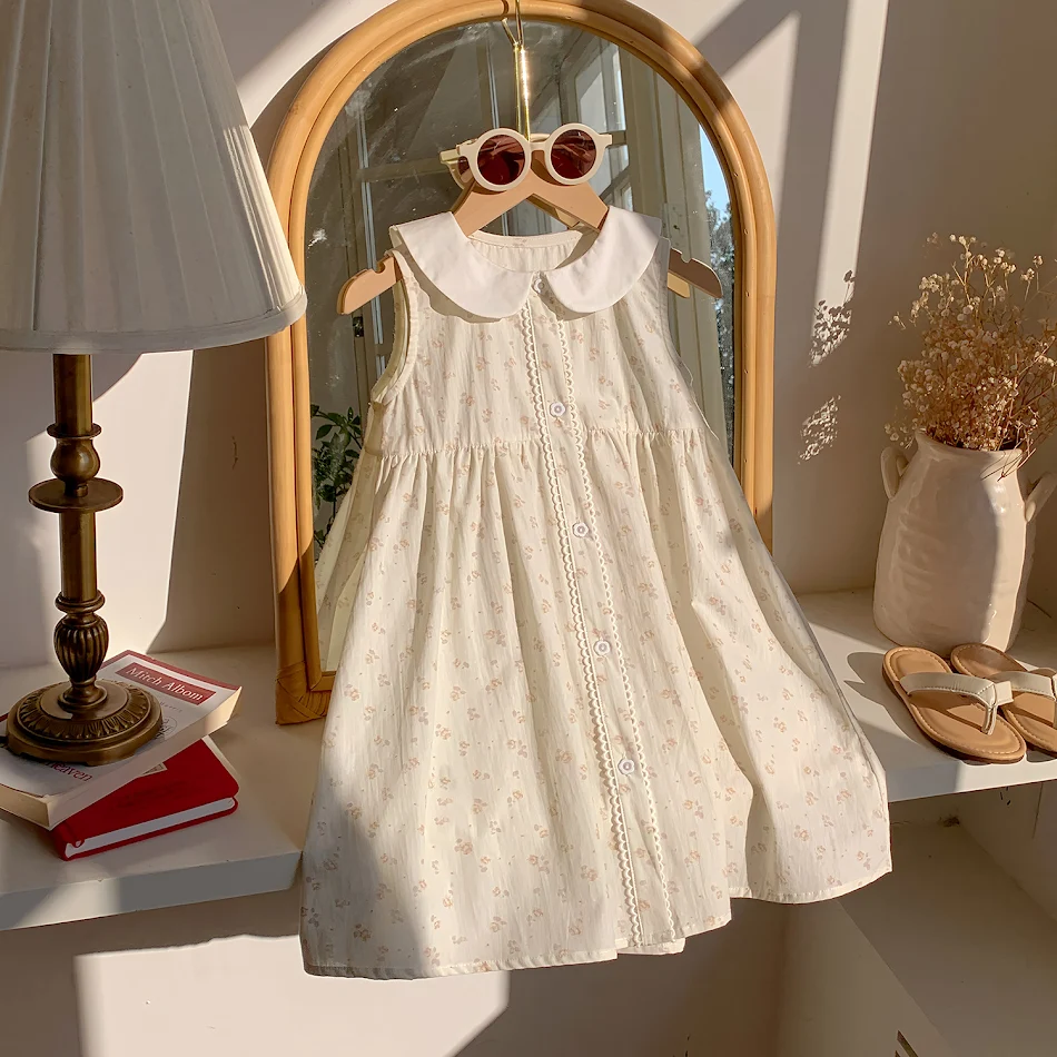 Robe à col claudine fleuri français pour filles. Élégance et confort garantis, cette robe est parfaite pour les occasions spéciales de votre enfant.